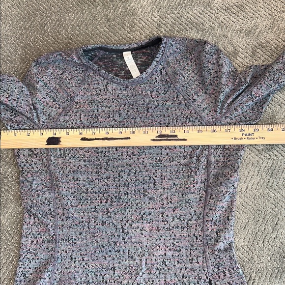 Lululemon Size 6 Heathered Gray Long Sleeve Thumbhole Zip Pocket Top - Picture 10 of 12